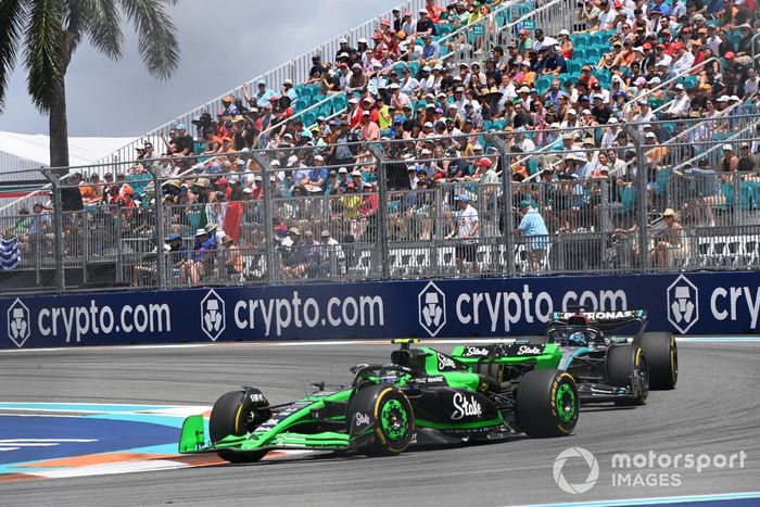 Zhou Guanyu, Stake F1 Team Kick Sauber C44, George Russell, Mercedes F1 W15