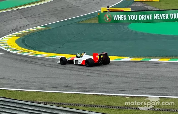 Bruno Senna conduce el McLaren MP4/4