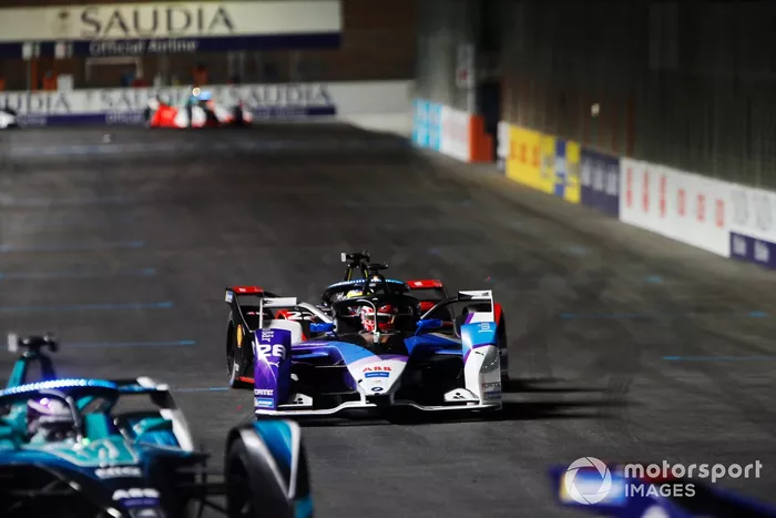 Maximilian Guenther, BMW I Andretti Motorsports, BMW iFE.21, por delante de Oliver Rowland, Nissan e.Dams, Nissan IMO2