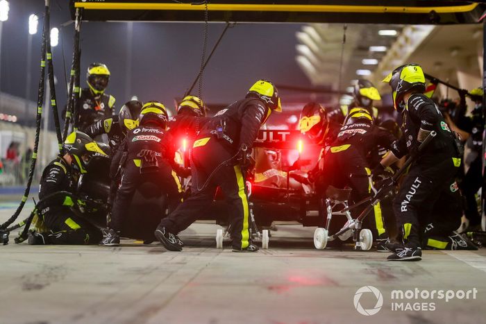 Daniel Ricciardo, Renault F1 Team R.S.20, en pits