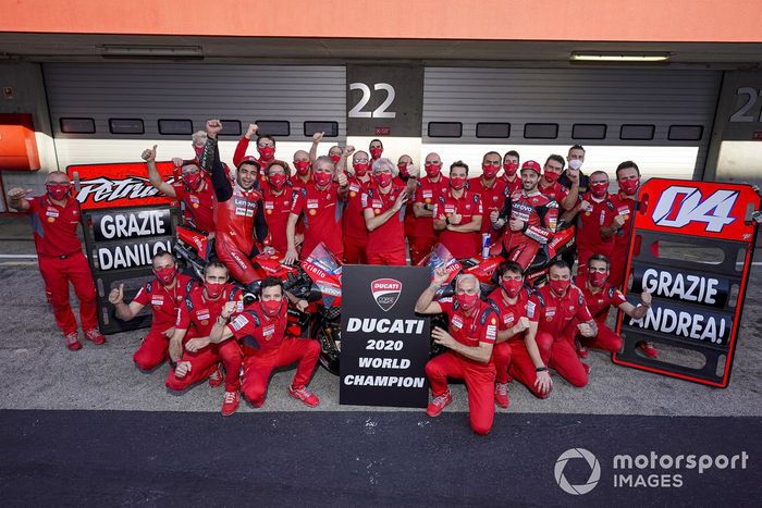 Foto de grupo de Ducati celebrando el título de constructores, con Gigi Dall'Igna, los pilotos Andrea Dovizioso y Danilo Petrucci, y más miembros del equipo