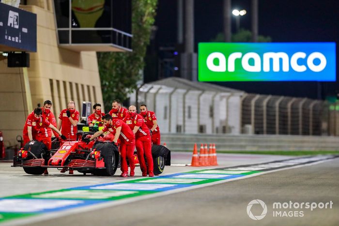 Mecánicos de Ferrari con el coche de Charles Leclerc, Ferrari SF1000