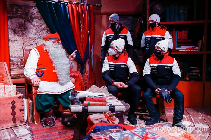 Los pilotos de Toyota con Santa Claus