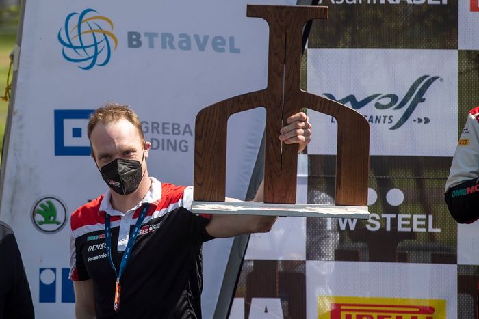 Podio: Jari-Matti Latvala, director del equipo Toyota Gazoo Racing WRT
