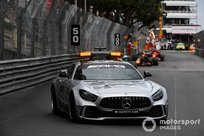El Safety Car lidera a Lewis Hamilton, Mercedes AMG F1 W10 y Max Verstappen, Red Bull Racing RB15
