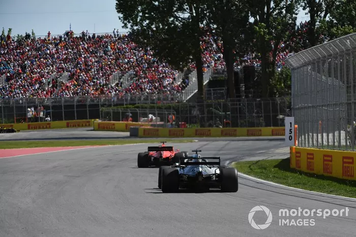 Sebastian Vettel, Ferrari SF90, lidera por delante de Lewis Hamilton, Mercedes AMG F1 W10