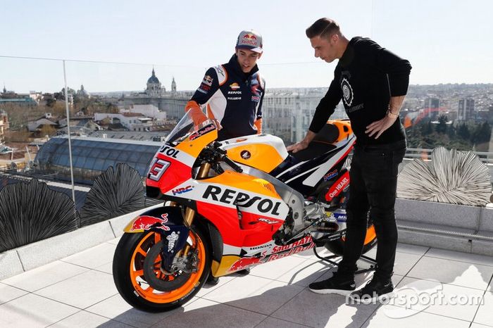 Marc Márquez le enseña su HRC a Joaquín, futbolista del Betis