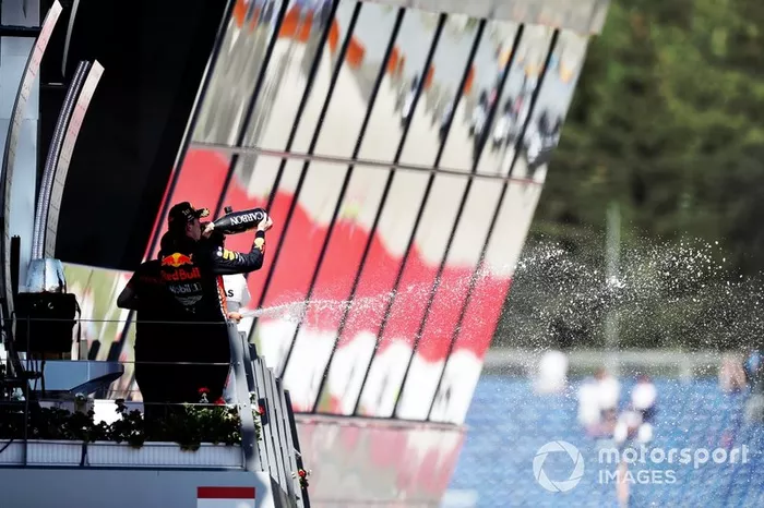 Podio: ganador Max Verstappen, Red Bull Racing