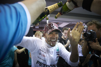 Lewis Hamilton, Mercedes AMG F1, 1st position, celebrates victory with his team
