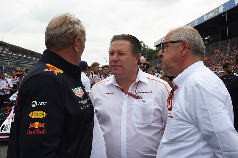 Dr Helmut Marko, de Red Bull, Zak Brown, de McLaren Racing y Burkhard Hummell