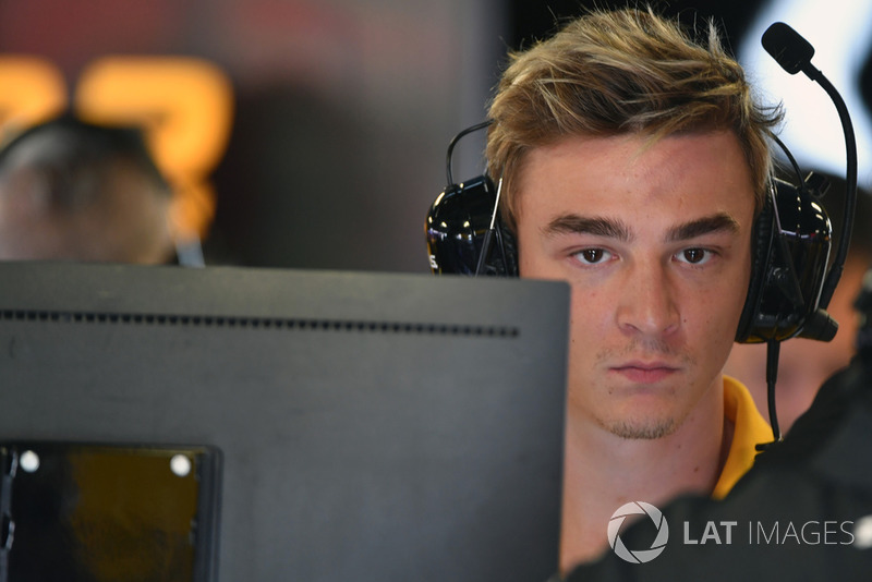 Artem Markelov in the Renault Sport F1 Team garage