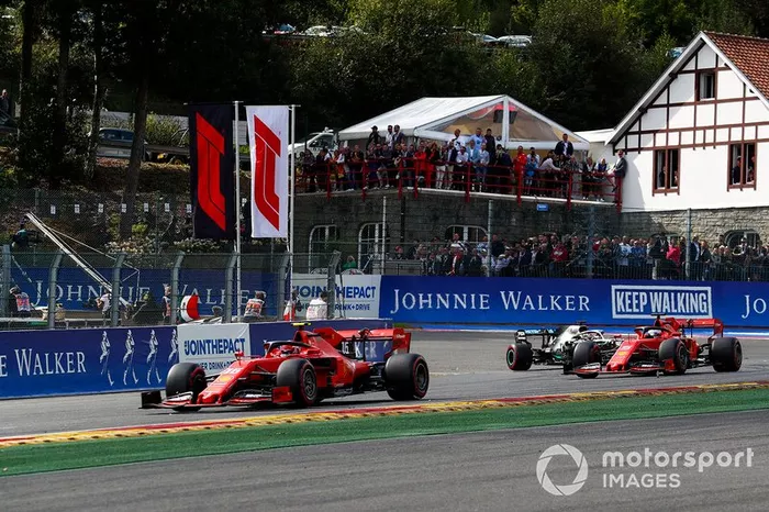 Charles Leclerc, Ferrari SF90, precede Sebastian Vettel, Ferrari SF90 e Lewis Hamilton, Mercedes AMG F1 W10 