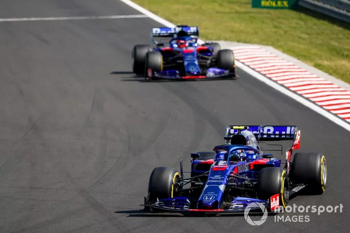 Alexander Albon, Toro Rosso STR14, lidera Daniil Kvyat, Toro Rosso STR14