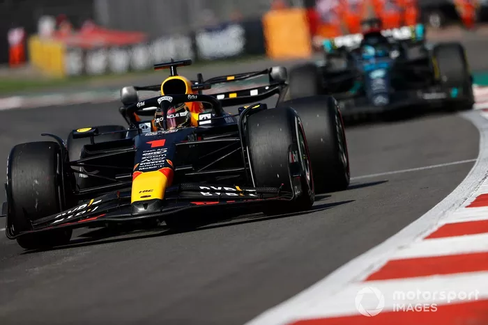 Max Verstappen, Red Bull Racing RB19, George Russell, Mercedes F1 W14