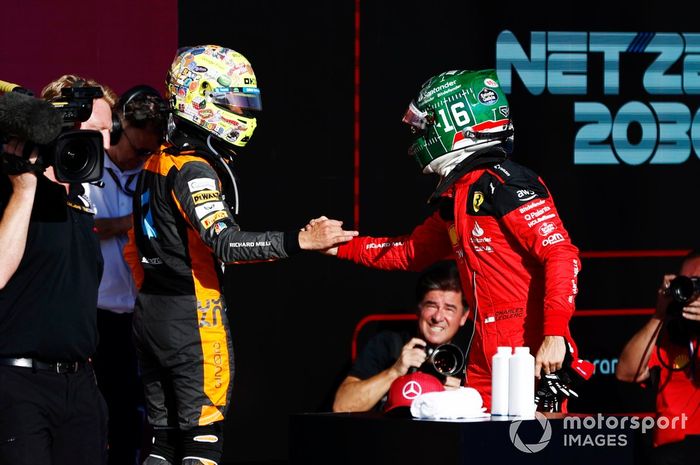 Ganador de la pole Charles Leclerc, Scuderia Ferrari, Lando Norris, McLaren, felicitado en Parc Ferme tras la clasificación