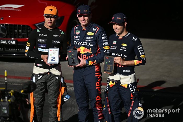 Lando Norris, McLaren, 2ª posición, Max Verstappen, Red Bull Racing, 1ª posición, Sergio Pérez, Red Bull Racing, 3ª posición, en el Sprint racepodium con sus trofeos.