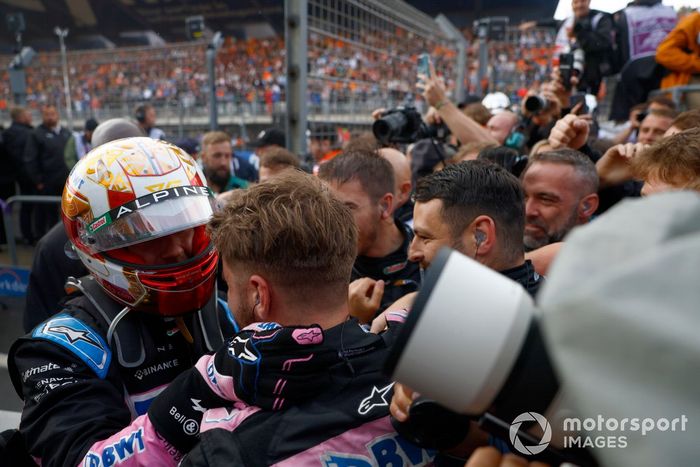 Pierre Gasly, Alpine F1 Team, 3ª posición, celebra con su equipo en Parc Ferme