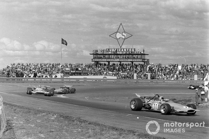 Bruce McLaren, McLaren M14A Ford, Henri Pescarolo, Matra MS120, y Mario Andretti, March 701 Ford