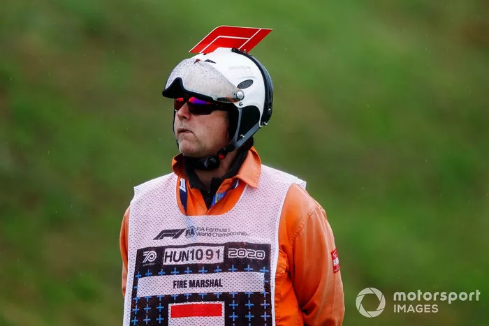 Un commissaire avec un casque spécial
