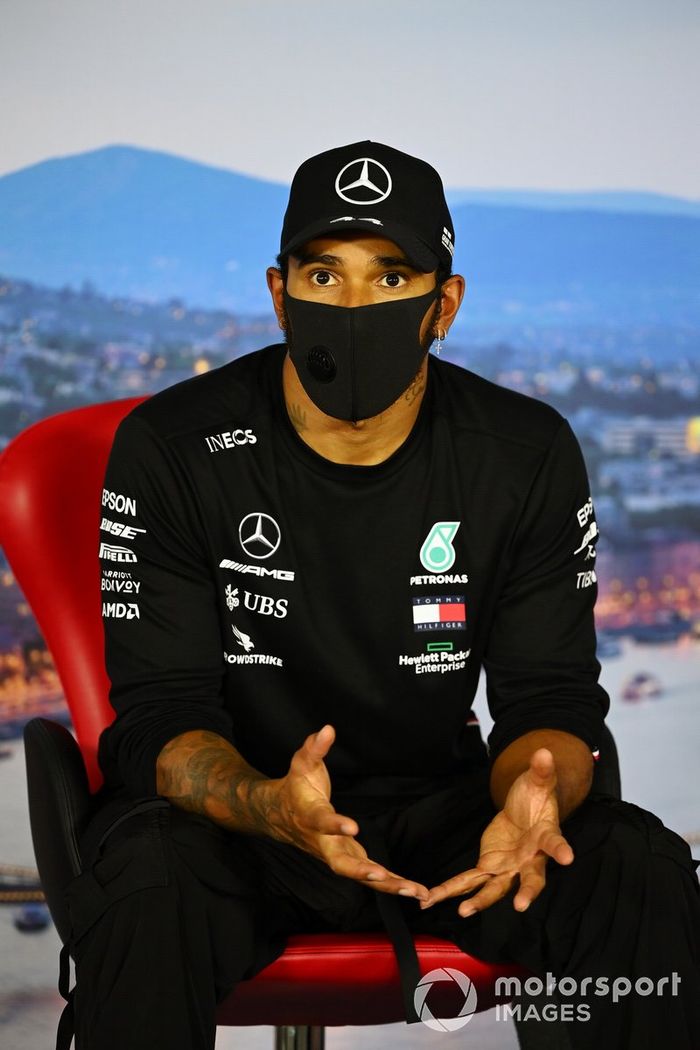Lewis Hamilton, Mercedes-AMG Petronas F1 en la conferencia de prensa de calificación