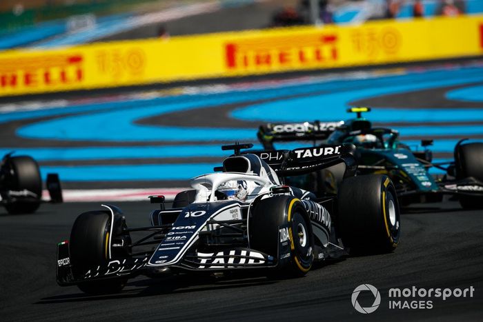 Pierre Gasly, AlphaTauri AT03, Sebastian Vettel, Aston Martin AMR22