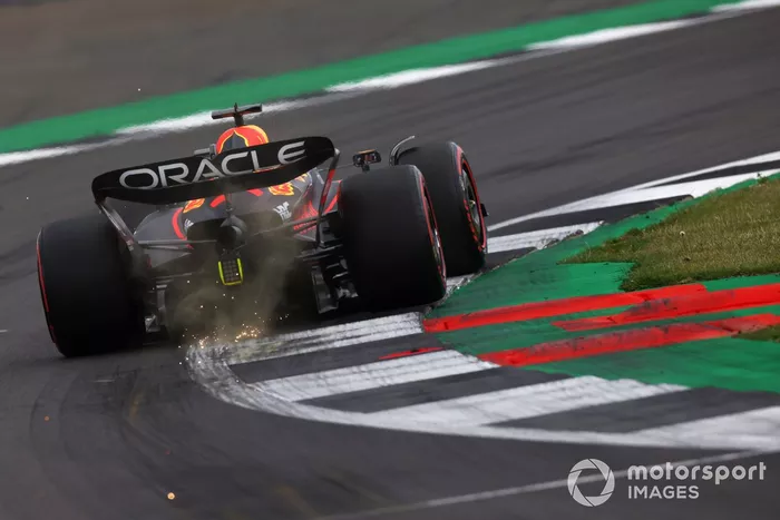 Max Verstappen, Red Bull Racing RB18, echa chispas