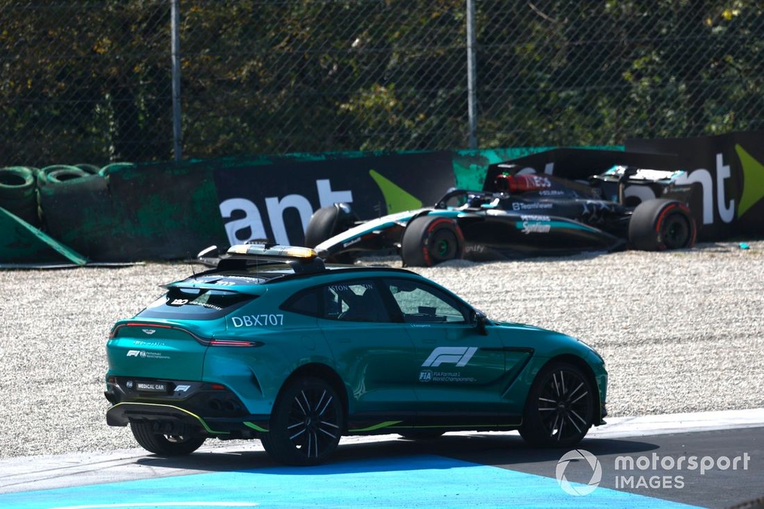 El coche médico en el lugar de un accidente en FP1 para Andrea Kimi Antonelli, Mercedes F1 W15