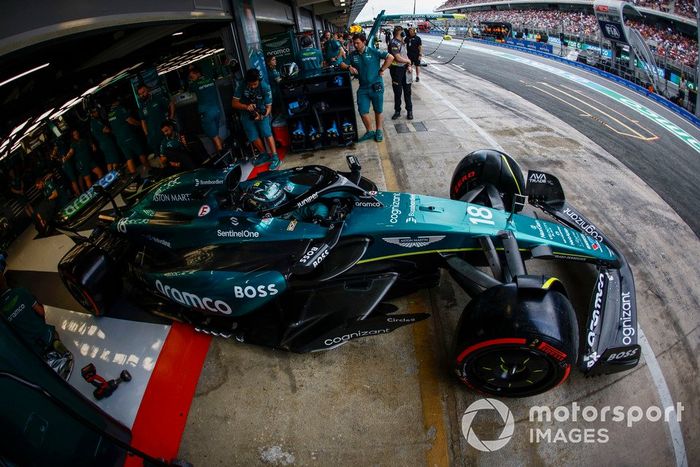 Lance Stroll, Aston Martin AMR24, sale del garaje