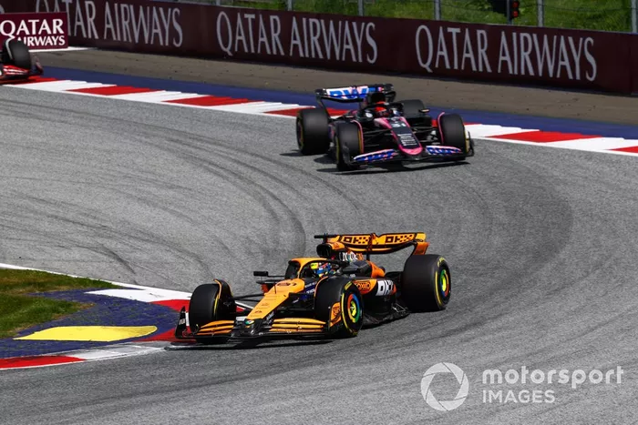 Oscar Piastri, McLaren MCL38, Esteban Ocon, Alpine A524