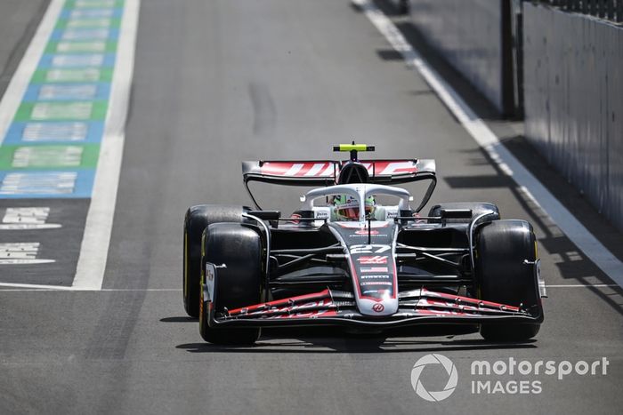 Nico Hulkenberg, Haas VF-24, sale de boxes
