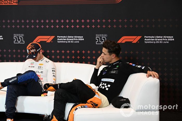 Max Verstappen, Red Bull Racing, 1ª posição, Lando Norris, McLaren F1 Team, 3ª posição, na conferência de imprensa após o Sprint
