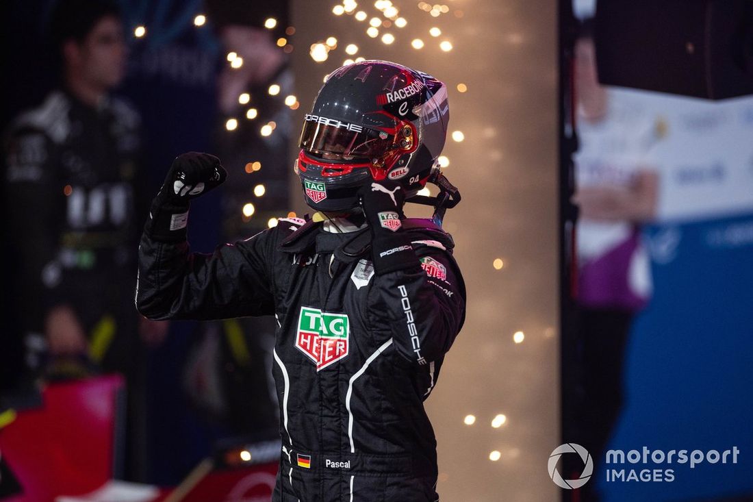 El campeón del mundo Pascal Wehrlein, Porsche, celebra en Parc Ferme