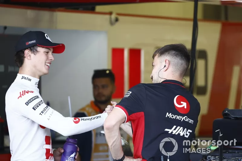 Oliver Bearman, Haas F1 Team, avec un coéquipier