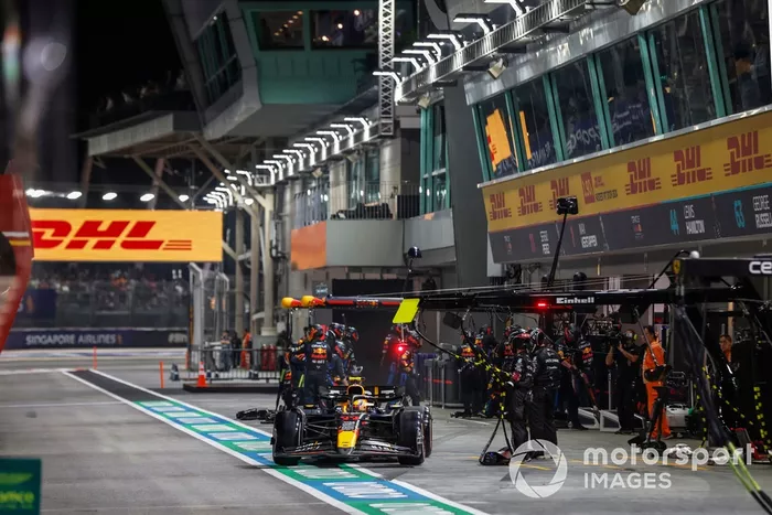 Sergio Pérez, Red Bull Racing RB20, en boxes 