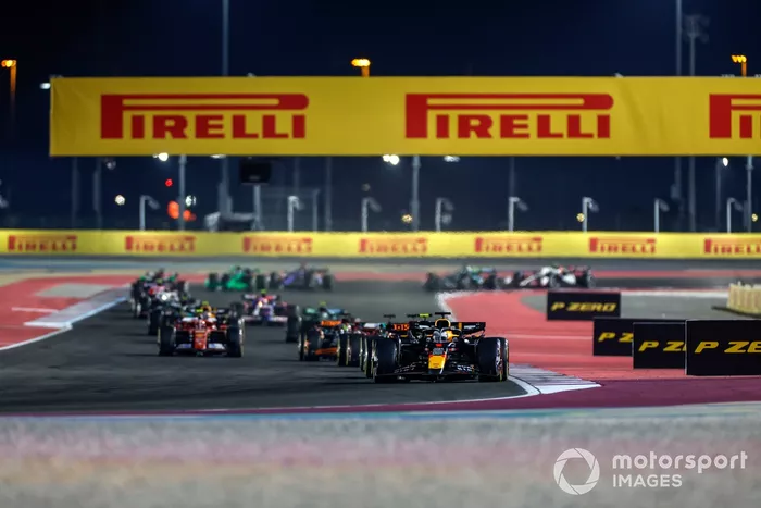 Max Verstappen, Red Bull Racing RB20, Lando Norris, McLaren MCL38, George Russell, Mercedes F1 W15, el resto de la parrilla.