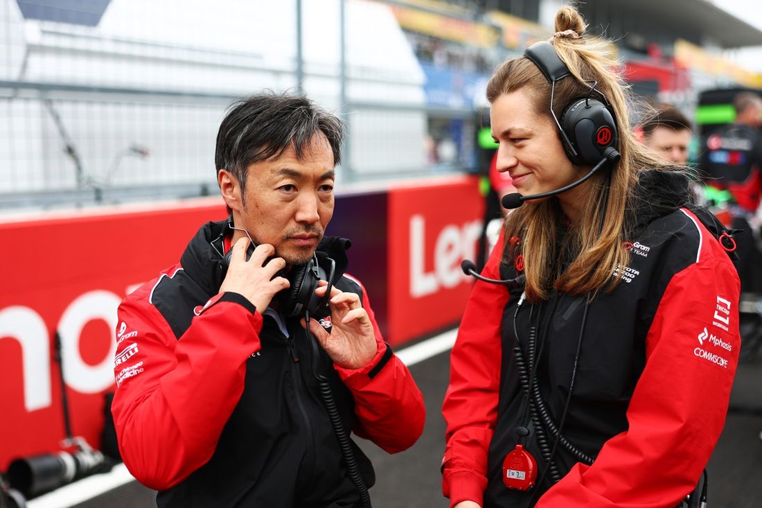 Ayao Komatsu, Haas F1 Team, Laura Mueller, Haas F1 Team Race Engineer 

