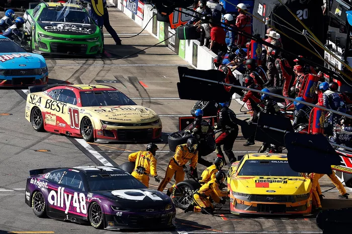 Todd Gilliland, Front Row Motorsports Ford, Alex Bowman, Hendrick Motorsports Chevrolet