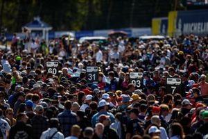 Paseo de los aficionados antes de la carrera