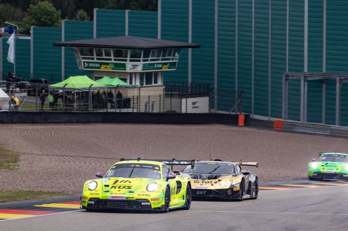 Thomas Preining, Manthey EMA Porsche 911 GT3-R, Jordan Pepper, Grasser Racing Team Lamborghini Huracán EVO GT3