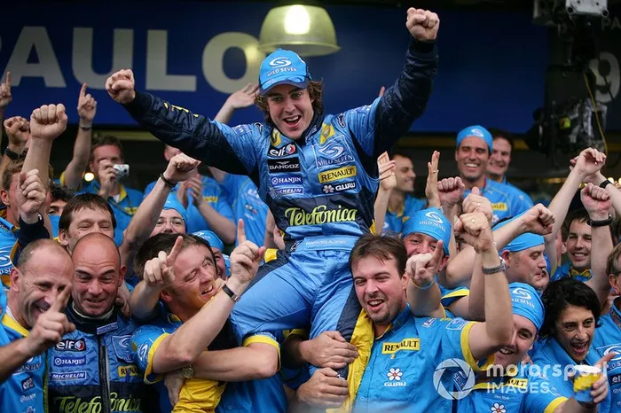 A partir de 2004, o GP do Brasil começou a ser realizado na parte final do calendário da F1, o que possibilitou a decisão de alguns títulos, como o bicampeonato de Fernando Alonso (2005 e 2006).
