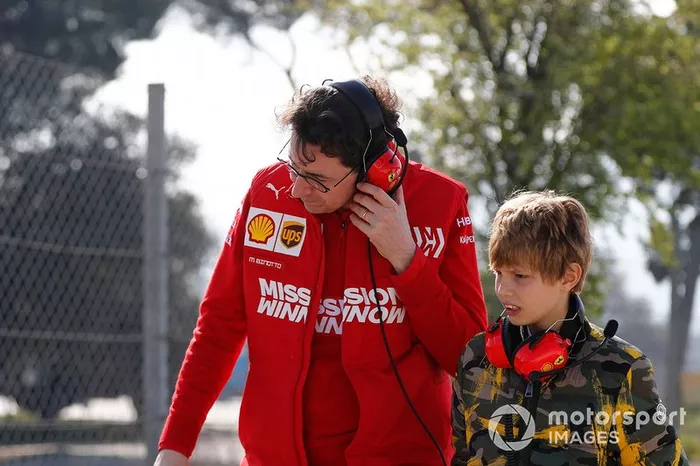 Mattia Binotto, Ferrari Team Principal con el hijo de John Elkann, FIAT