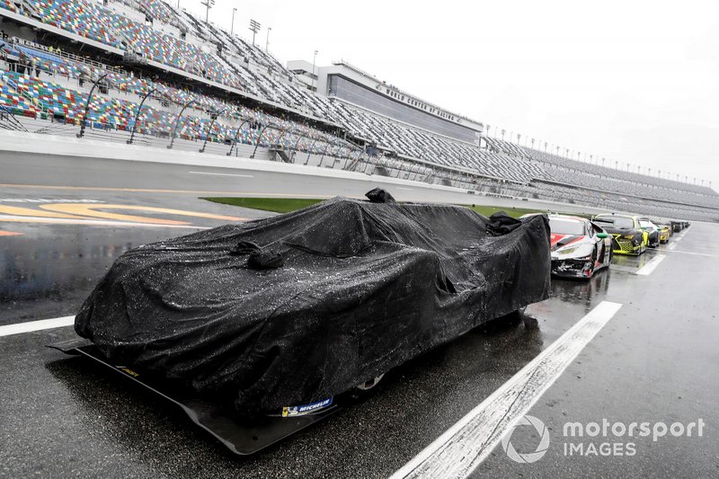 #10 Wayne Taylor Racing Cadillac DPi: Ренгер ван дер Занде, Джордан Тейлор, Фернандо Алонсо, Камуі Кобаясі на піт-лейні під час дощу
