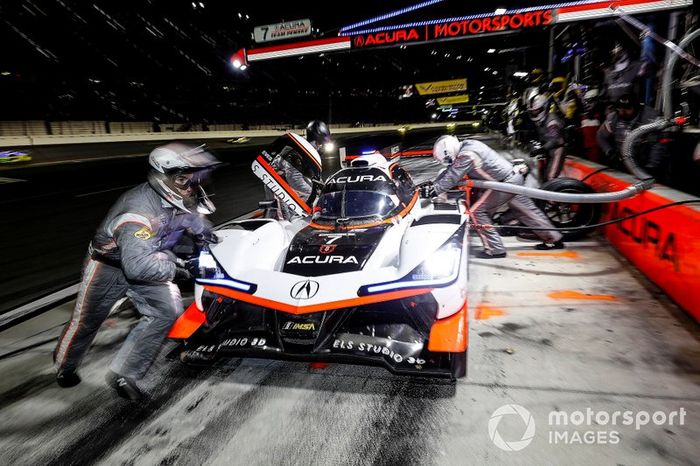 #7 Acura Team Penske Acura DPi, DPi: Helio Castroneves, Ricky Taylor, Alexander Rossi, pit stop
