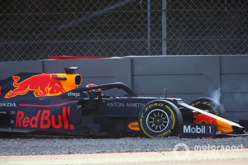 Pierre Gasly, Red Bull Racing RB15, dans les graviers après sa sortie de piste