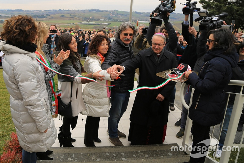 Kate Fretti, Rossella Simoncelli y Paolo Simoncelli inaugurando la Casa Marco Simoncelli