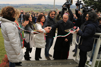 Kate Fretti, Rossella Simoncelli et Paolo Simoncelli coupent le ruban de l'inauguration de la Maison Marco Simoncelli