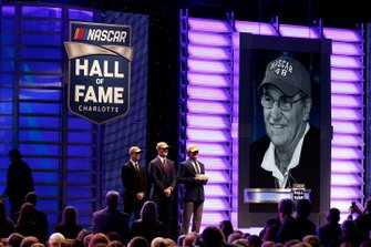 Mike Helton habla con Luke McKernan, Hunter McKernan y Dakota Hunter durante el Premio Landmark otorgado a Jim Hunter