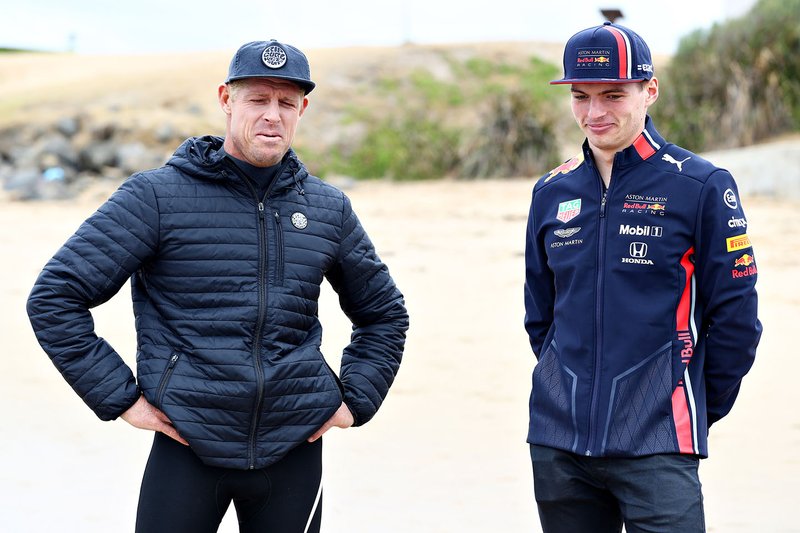 Max Verstappen, Red Bull Racing habla con la leyenda del surf Mick Fanning