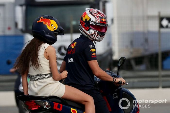 Pierre Gasly, Red Bull Racing, en un scooter con su novia Caterina Masetti Zannini