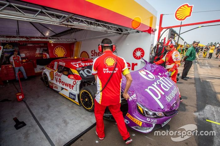 Transplante de capôs dos carros Shell e Prati Donaduzzi na etapa do Velopark